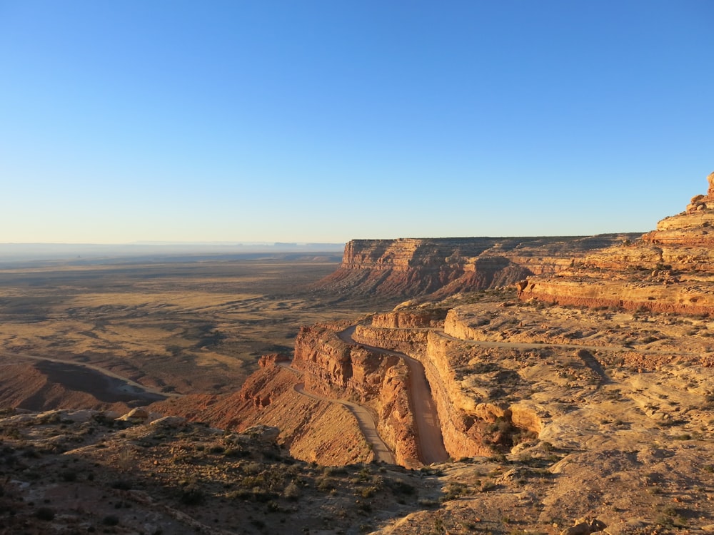 une vue panoramique d’un canyon avec un ciel bleu en arrière-plan