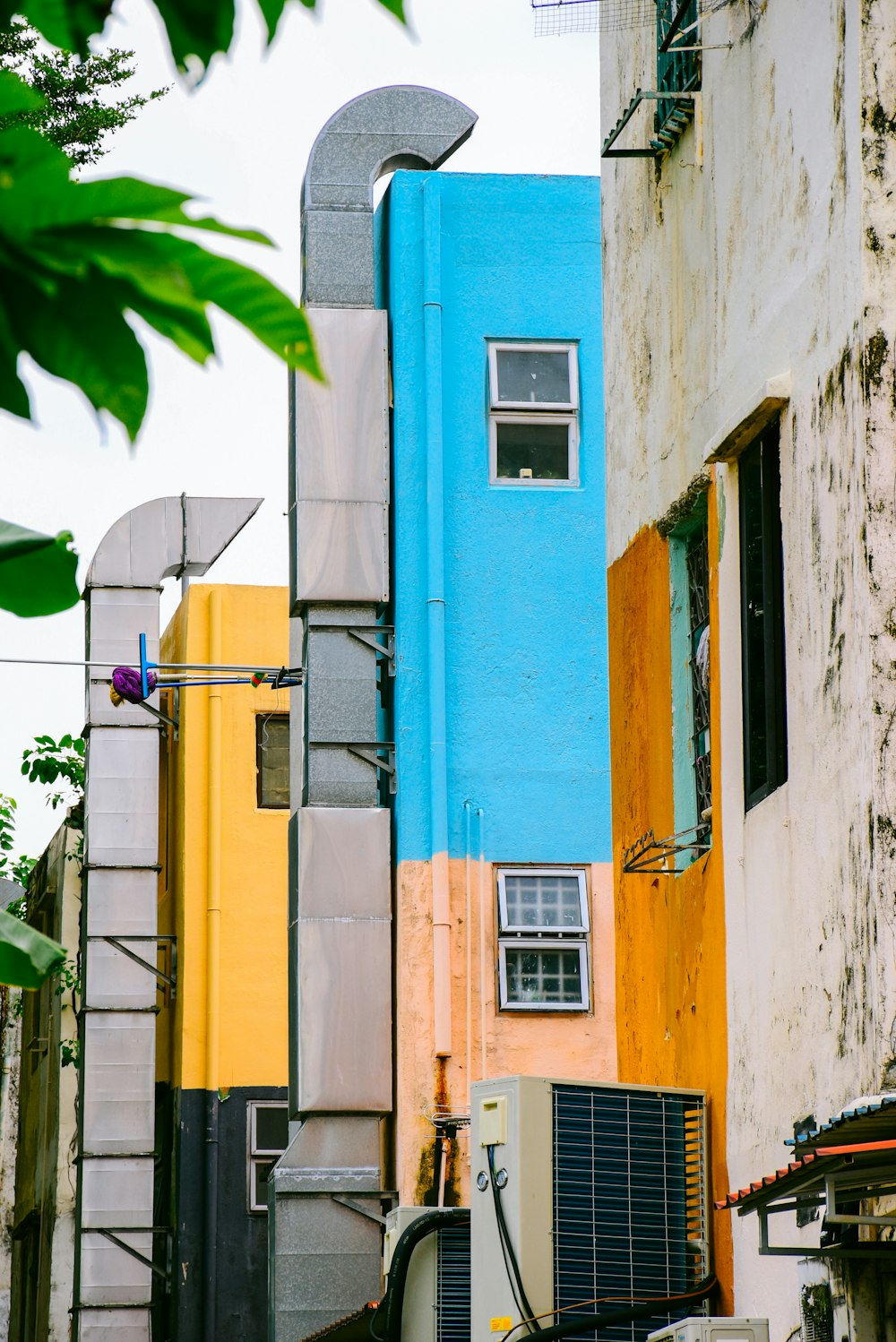 um grupo de edifícios que são pintados de cores diferentes