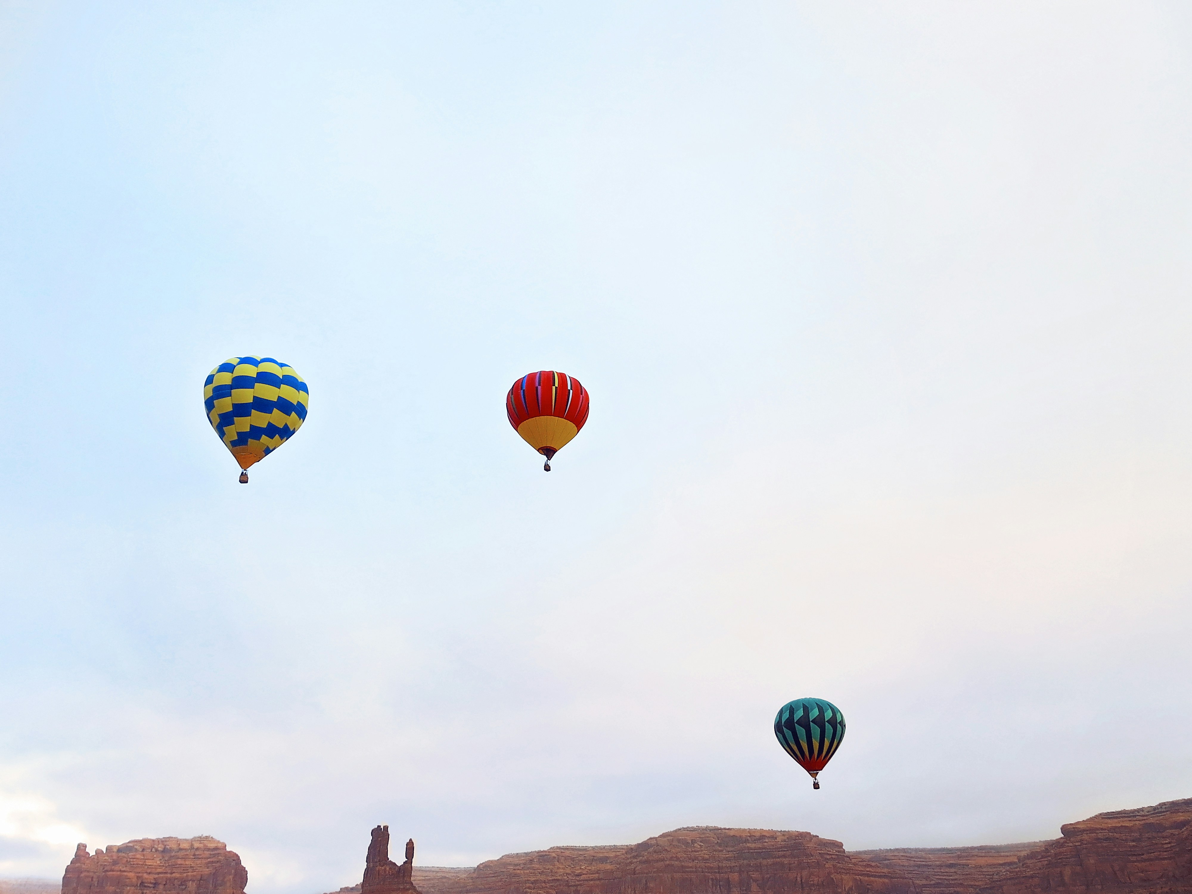 空を飛ぶ熱気球のグループ