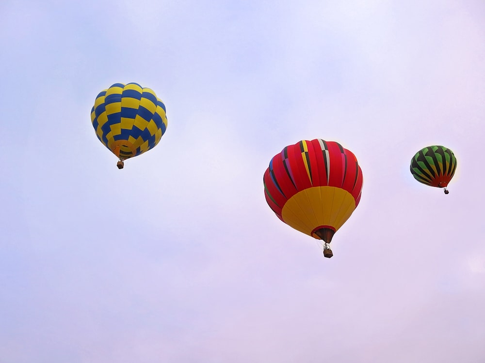 空を飛ぶ熱気球のグループ