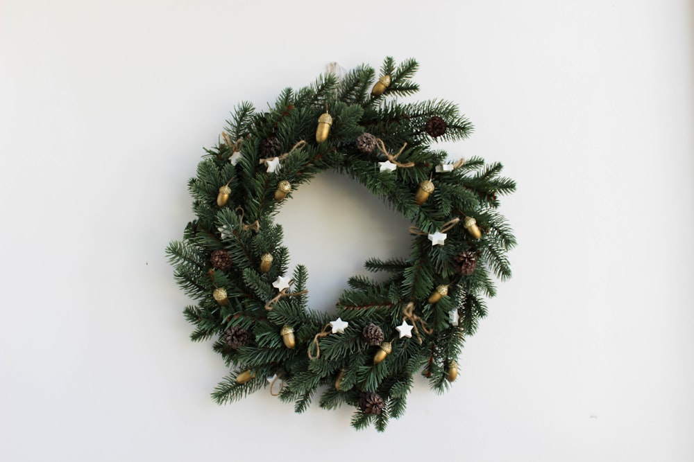 Une couronne de Noël accrochée au mur