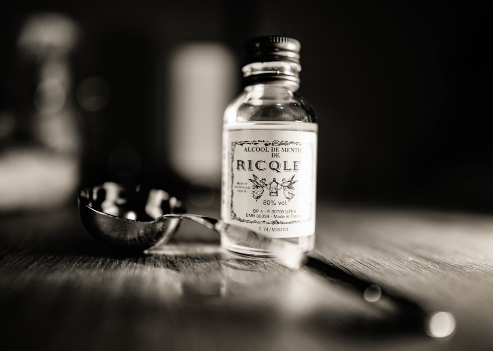 Photographie en niveaux de gris d’une bouteille en verre