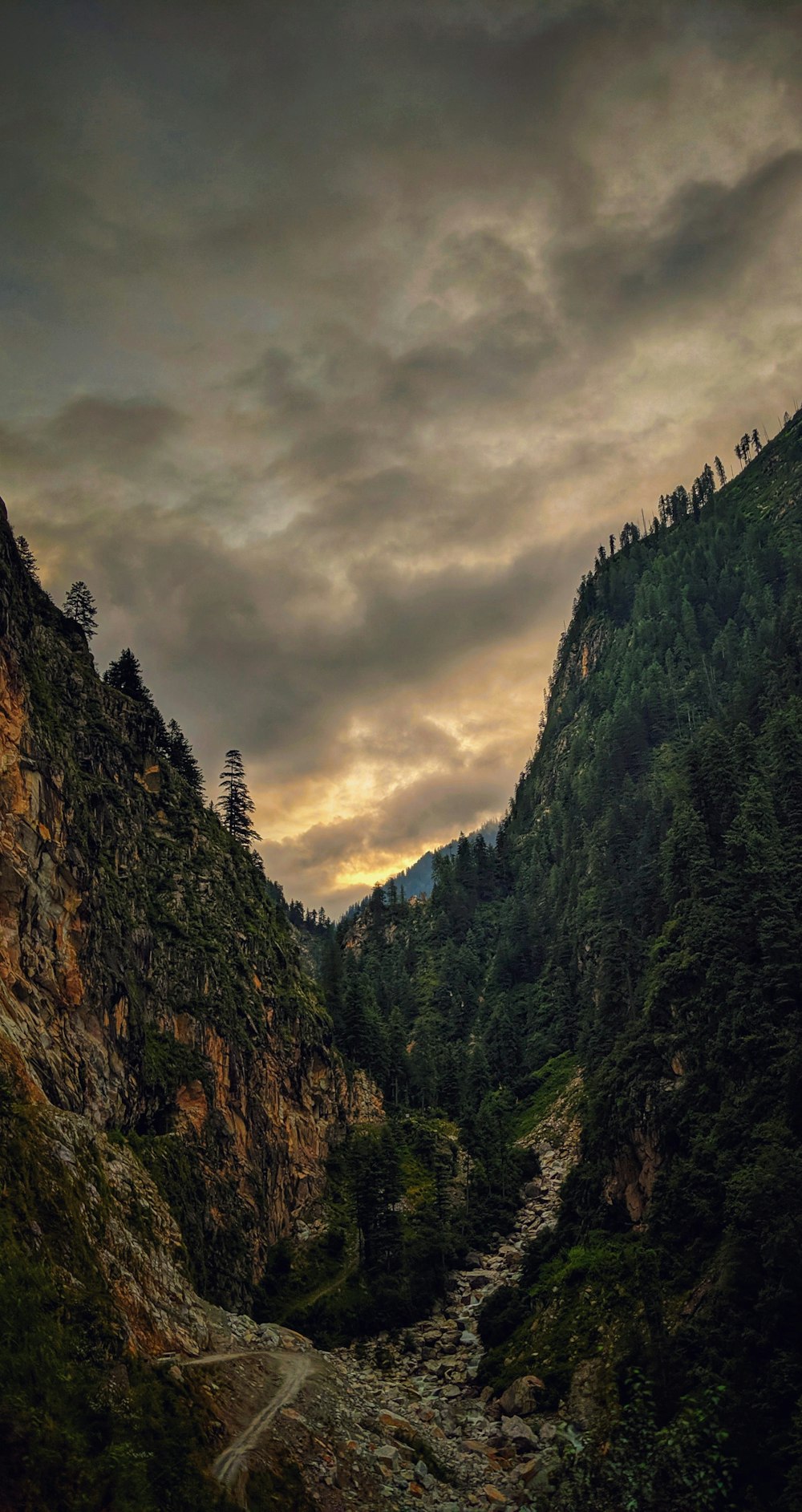 route près de la montagne