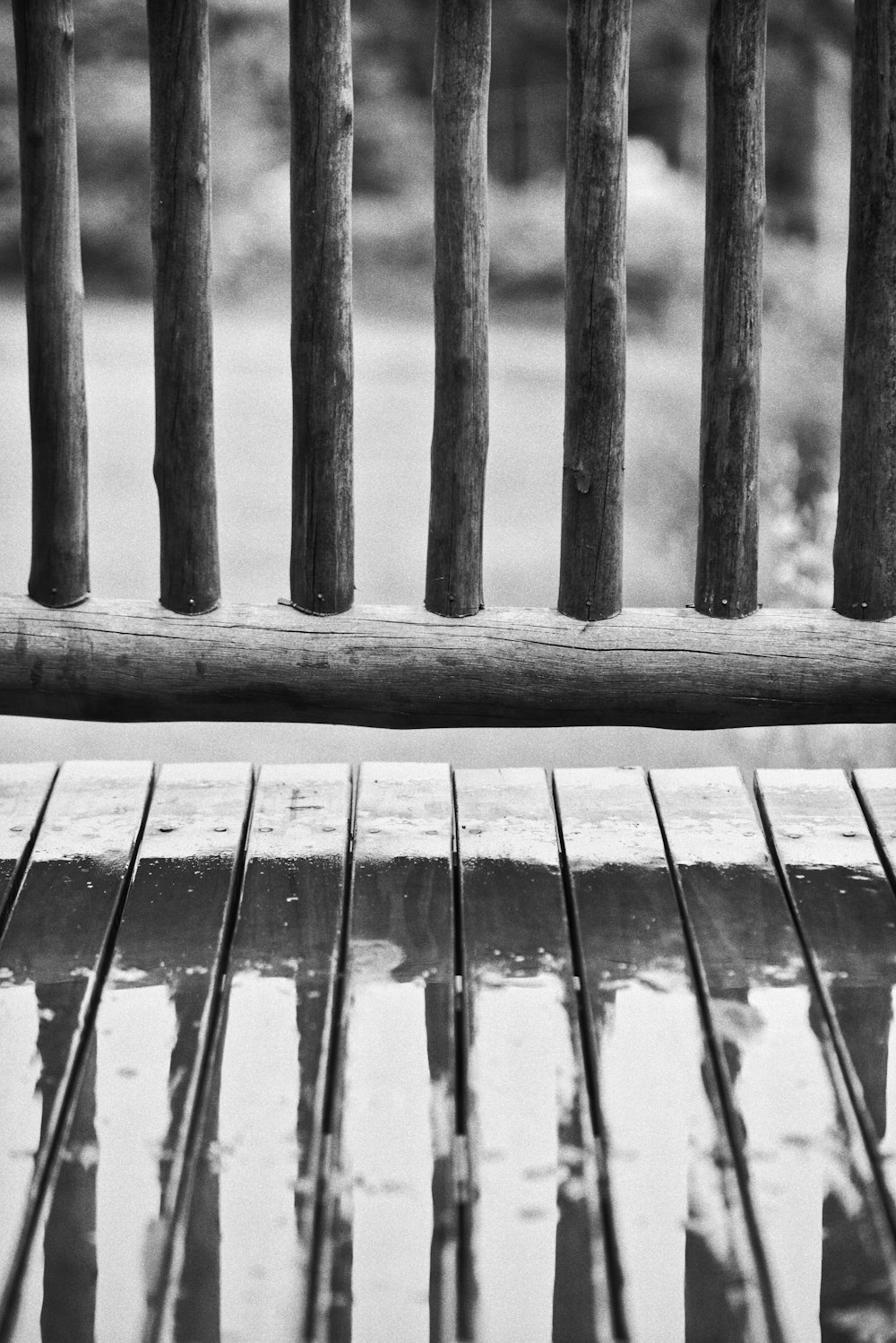 木製ベンチの白黒写真