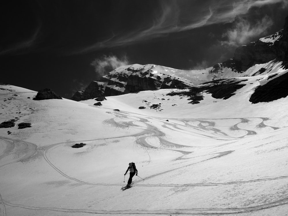 日中にスキーで坂を下りる人