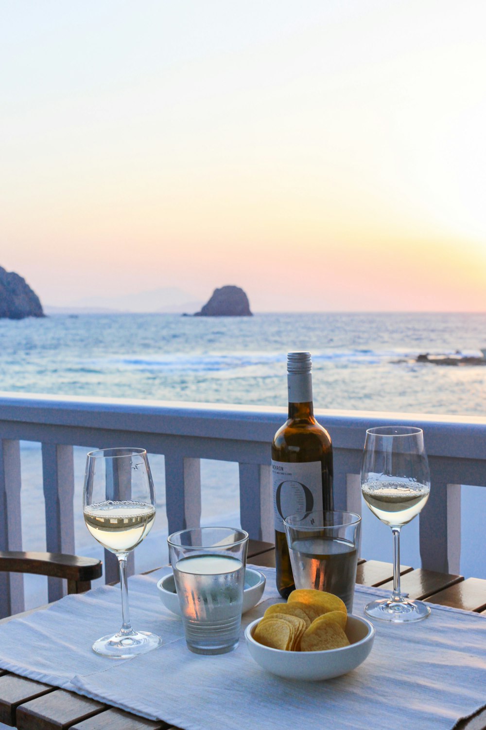 bouteille de vin et deux verres à vin sur le dessus de la table