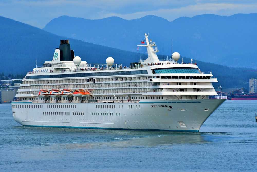 navio de cruzeiro branco durante o dia