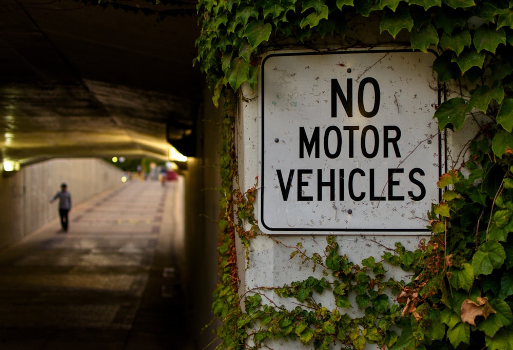 no motor vehicles traffic signage