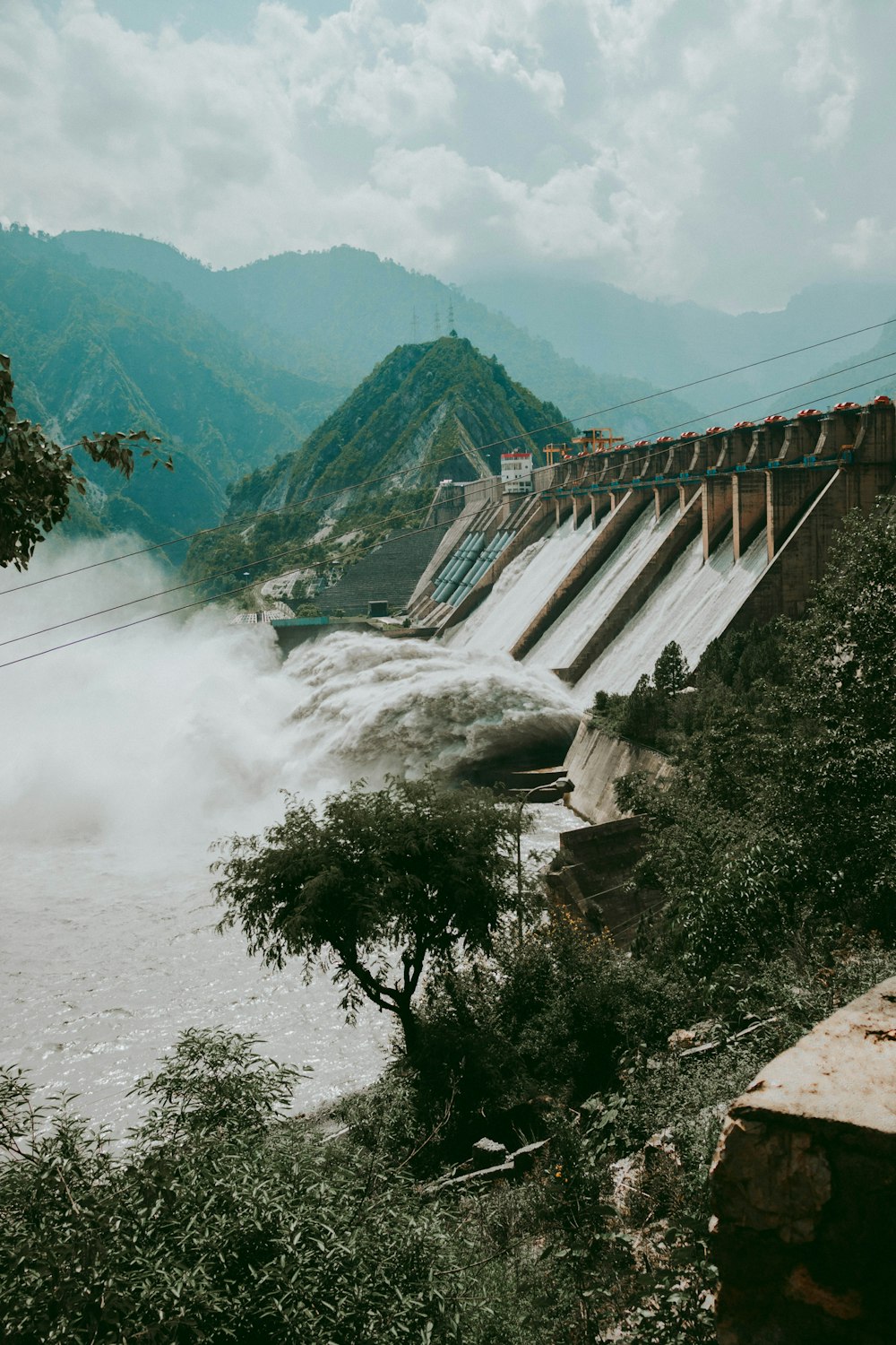 Barragem de água vendo a montanha durante o dia