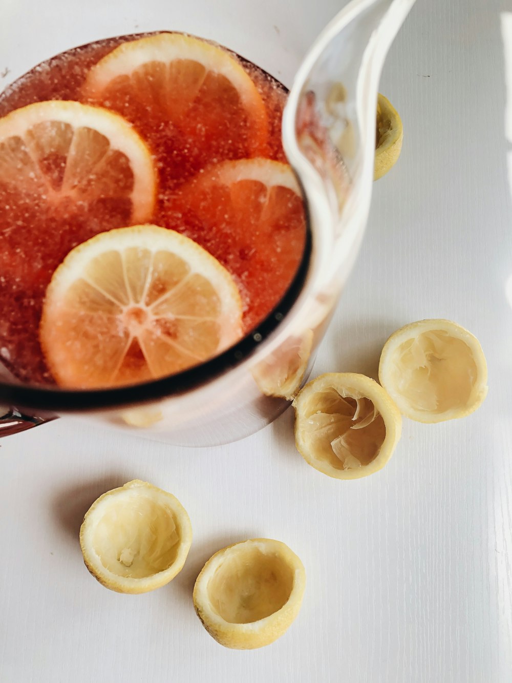 sliced lemon fruit in bowl