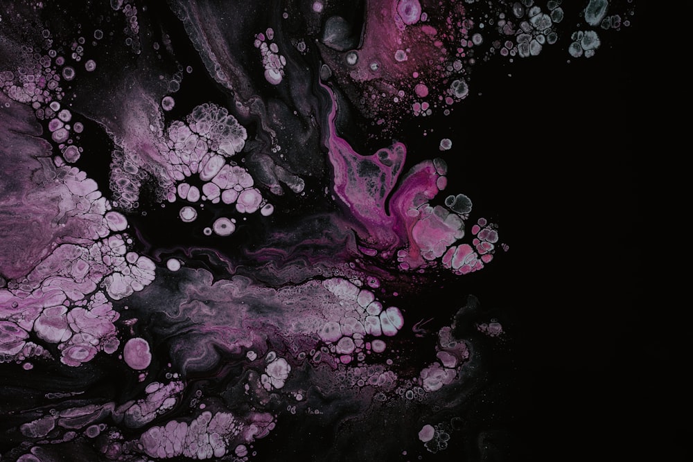 Una pintura abstracta en negro y púrpura con burbujas