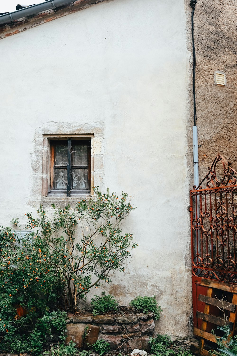 Casa de hormigón blanco