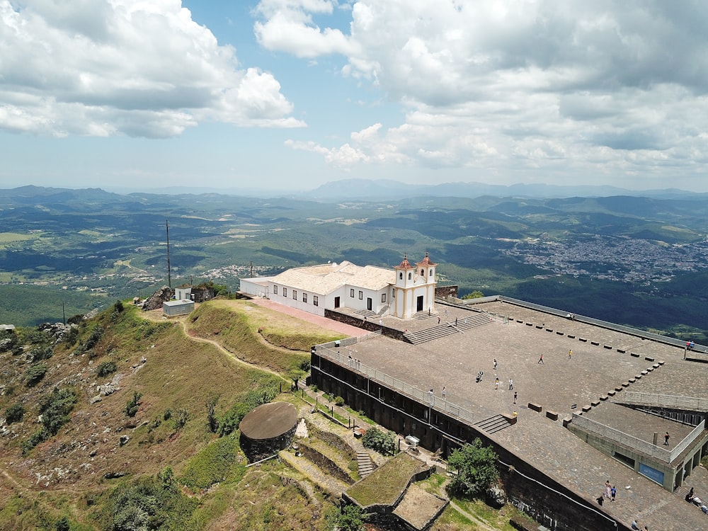 Edificio de hormigón blanco en la cima durante el día