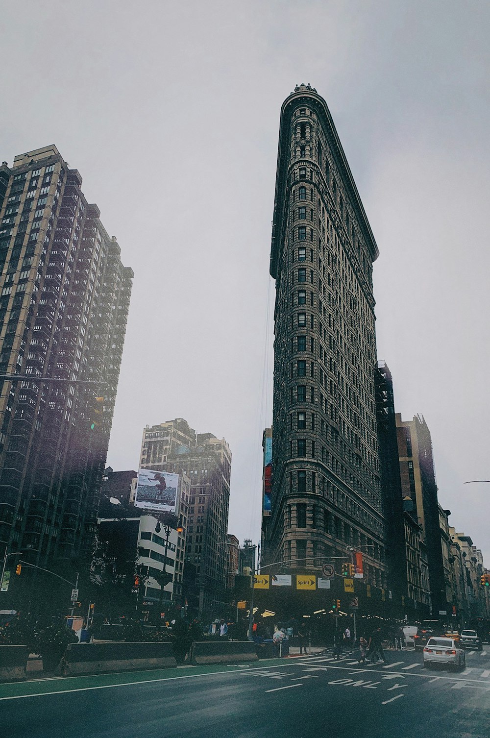 Fotografia di angelo basso di grattacieli sotto cielo grigio