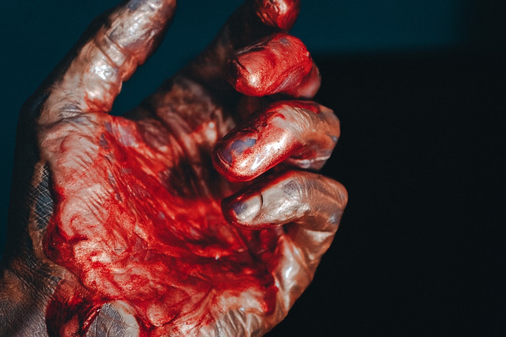 La mano di una persona con il sangue su di essa