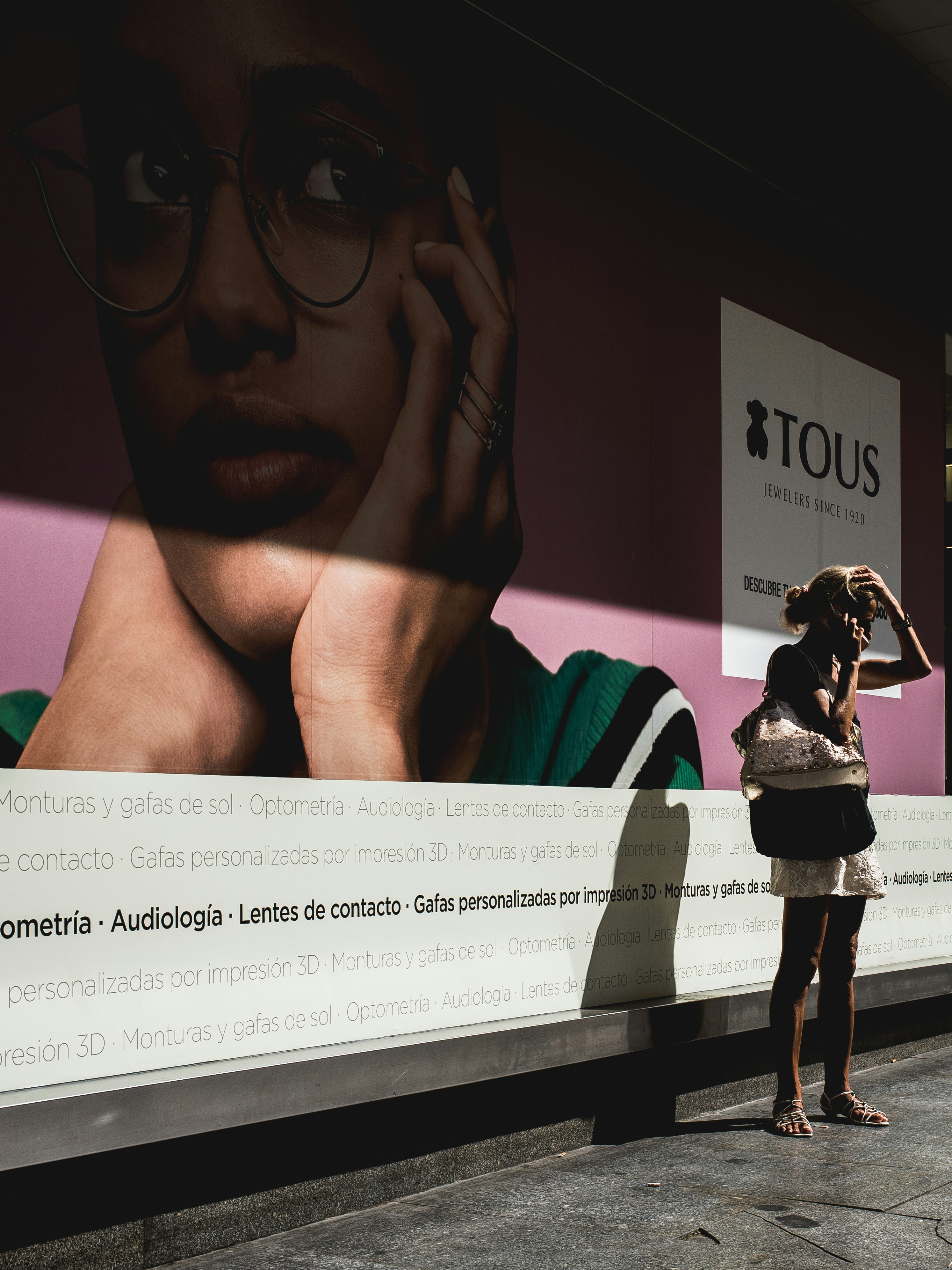 donna vicino al muro