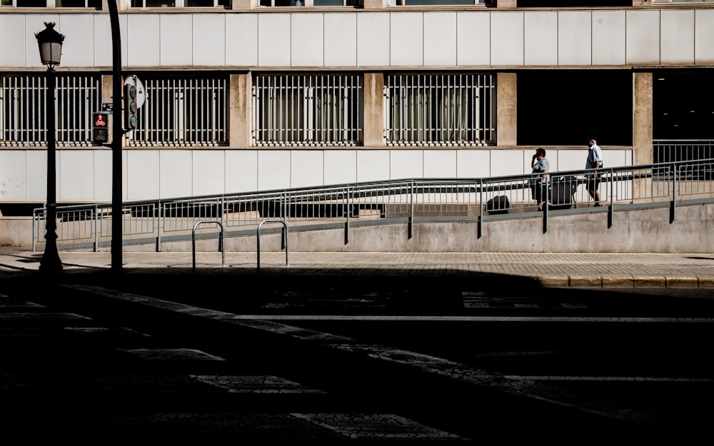 route en béton gris pendant la journée