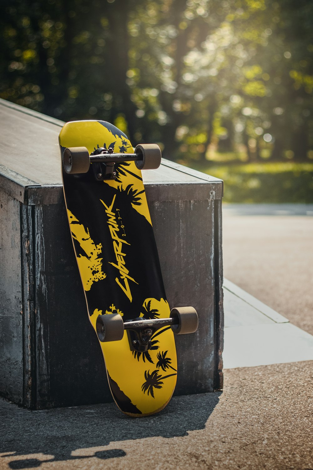 skateboard nero e giallo