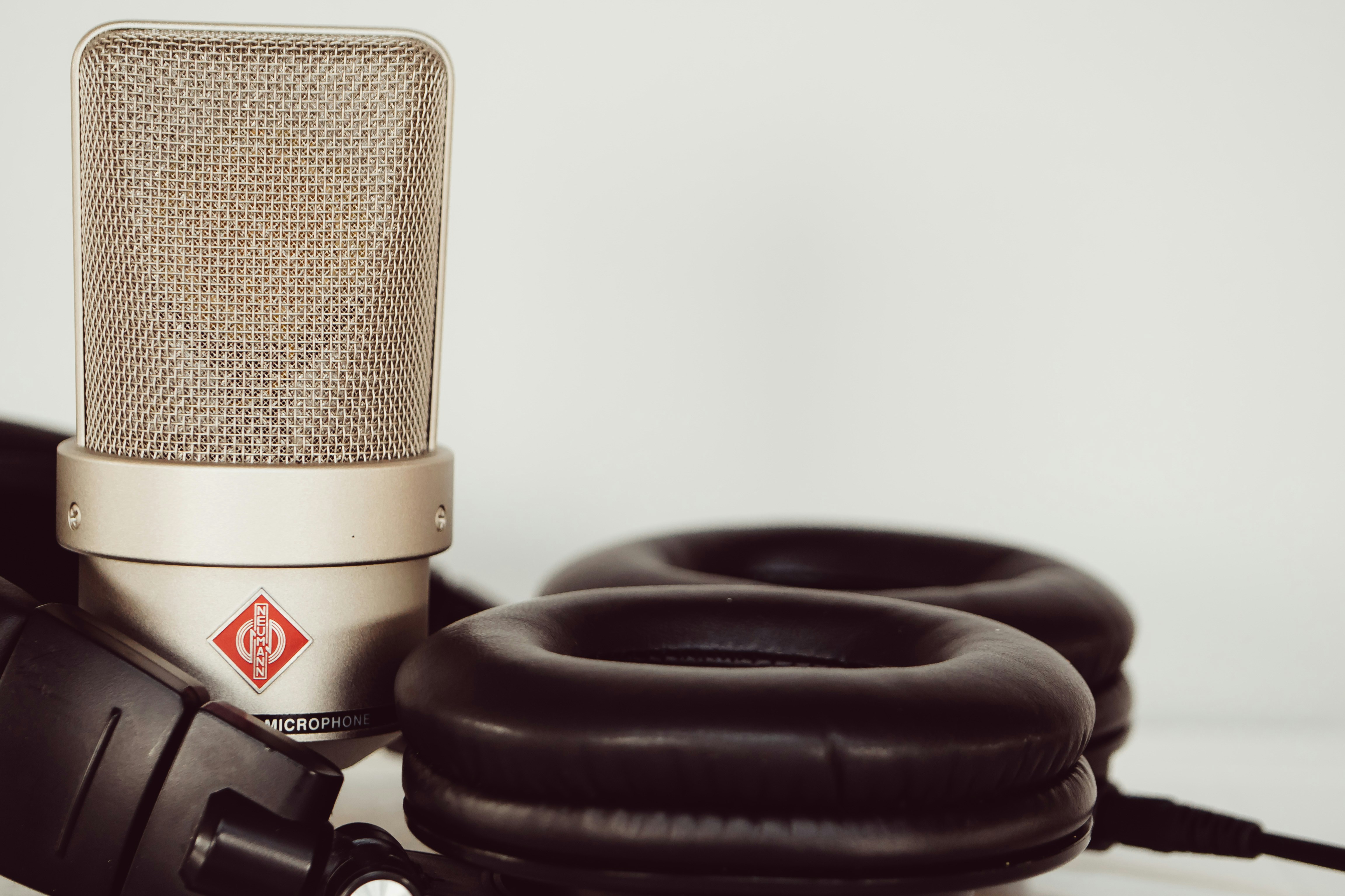 10 Entrepreneur Podcast Topics That Attract Wealth-Minded Listeners