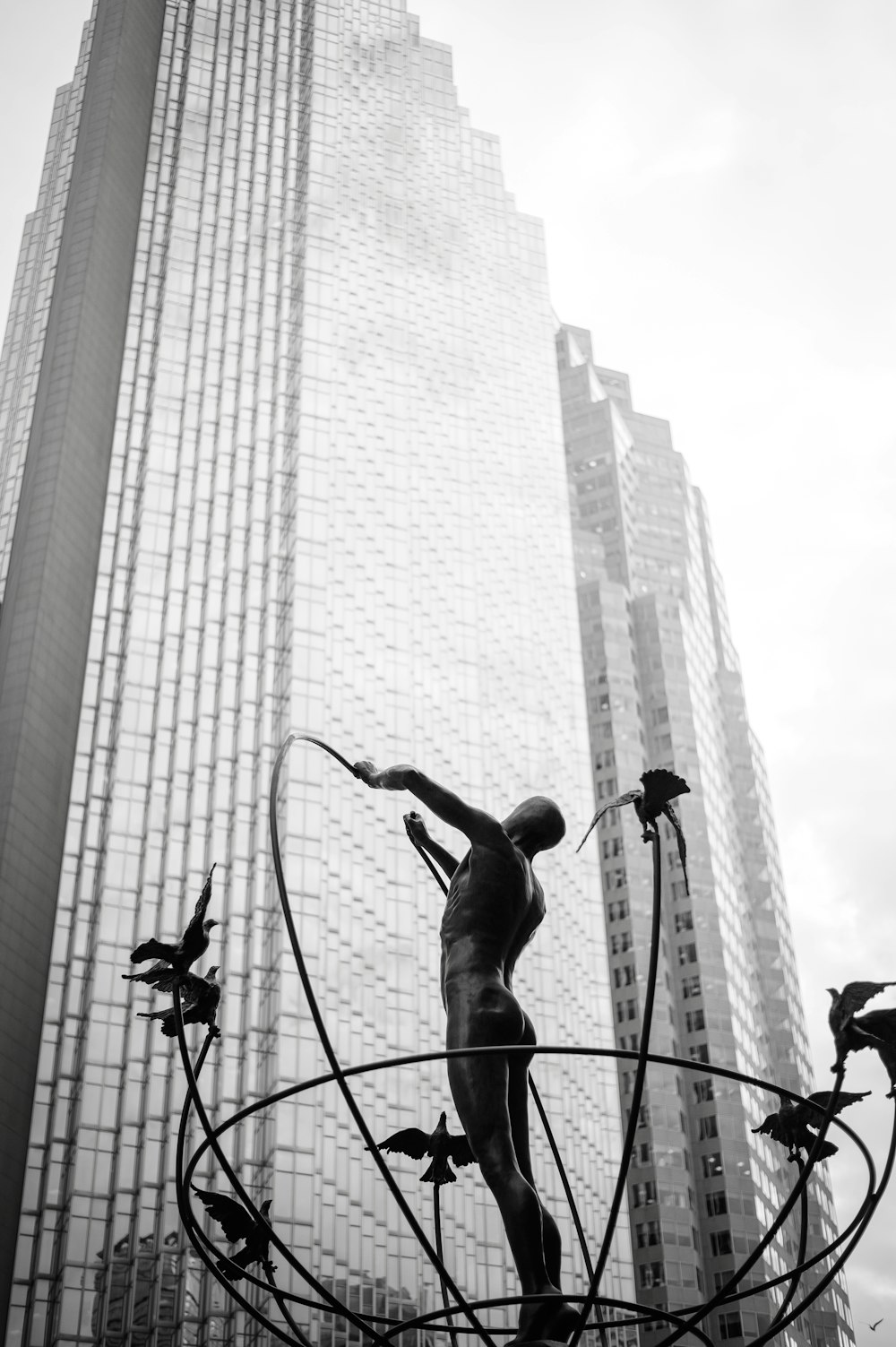 Estatua de hombre cerca del edificio