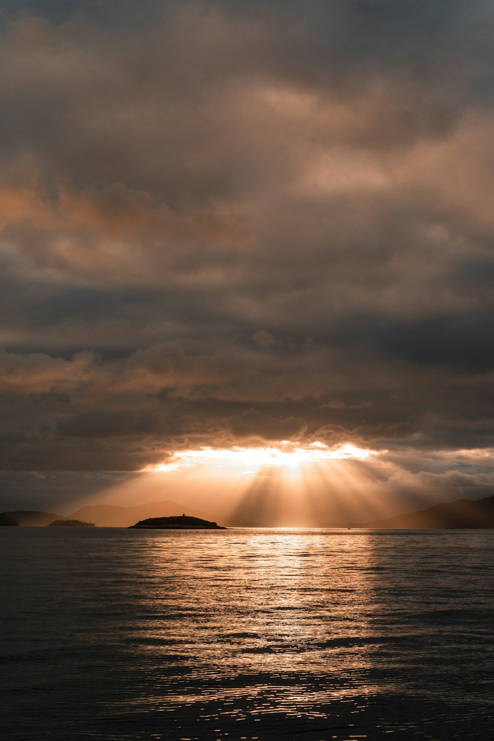 Rayons de soleil au-dessus de la mer