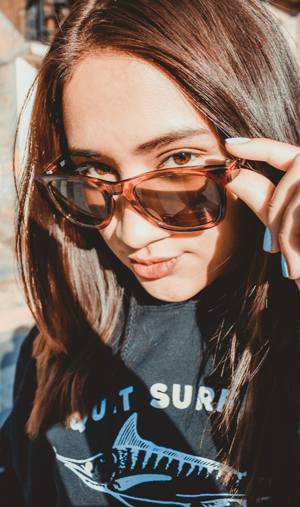 Foto de mujer con gafas de sol con montura de carey y top negro – Imagen  gratuita Marrón en Unsplash