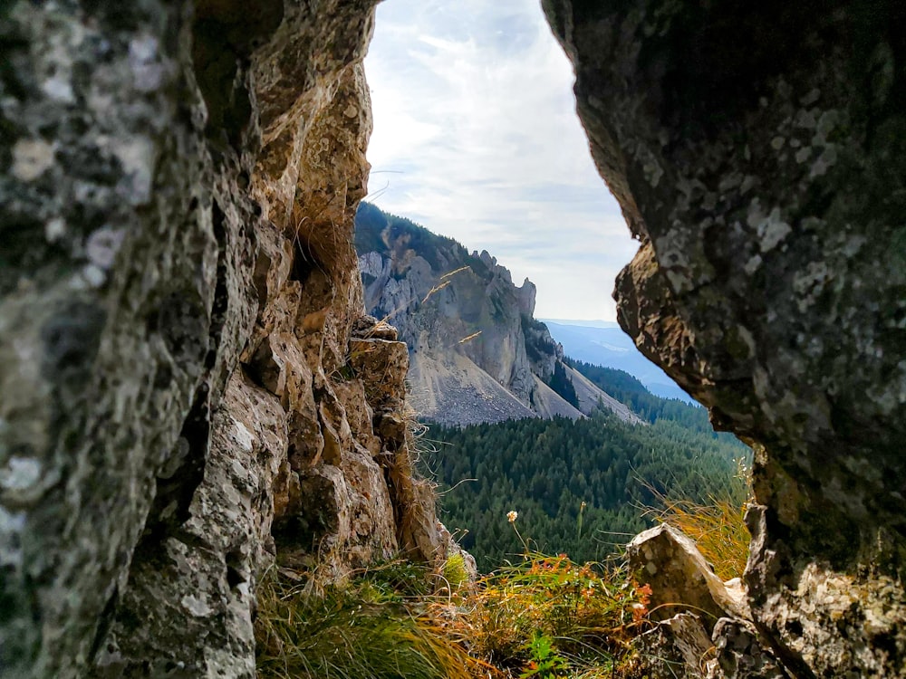 昼間の青と白の空の下で山を眺めるロッキーヒル