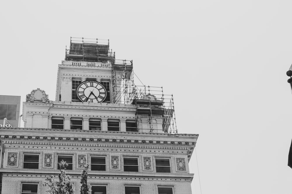 Une photo en noir et blanc d’une tour d’horloge