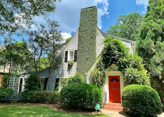 white wooden house during daytime