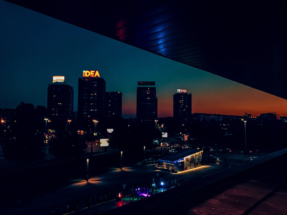Una vista de una ciudad por la noche desde un balcón