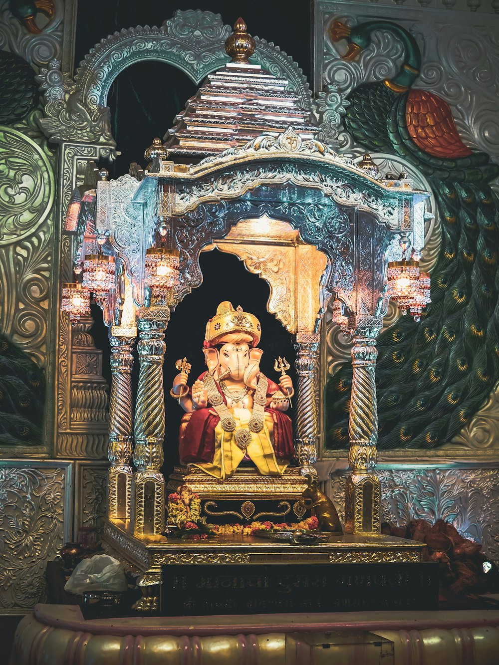 Ganesha 힌두교 신 동상의 얕은 초점 사진