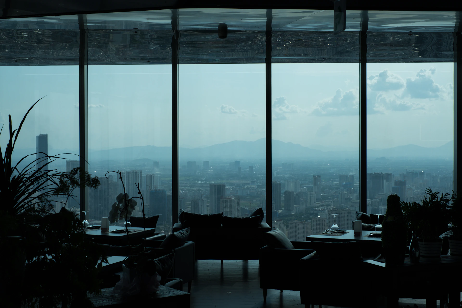 Vista panorámica de ciudad desde interior