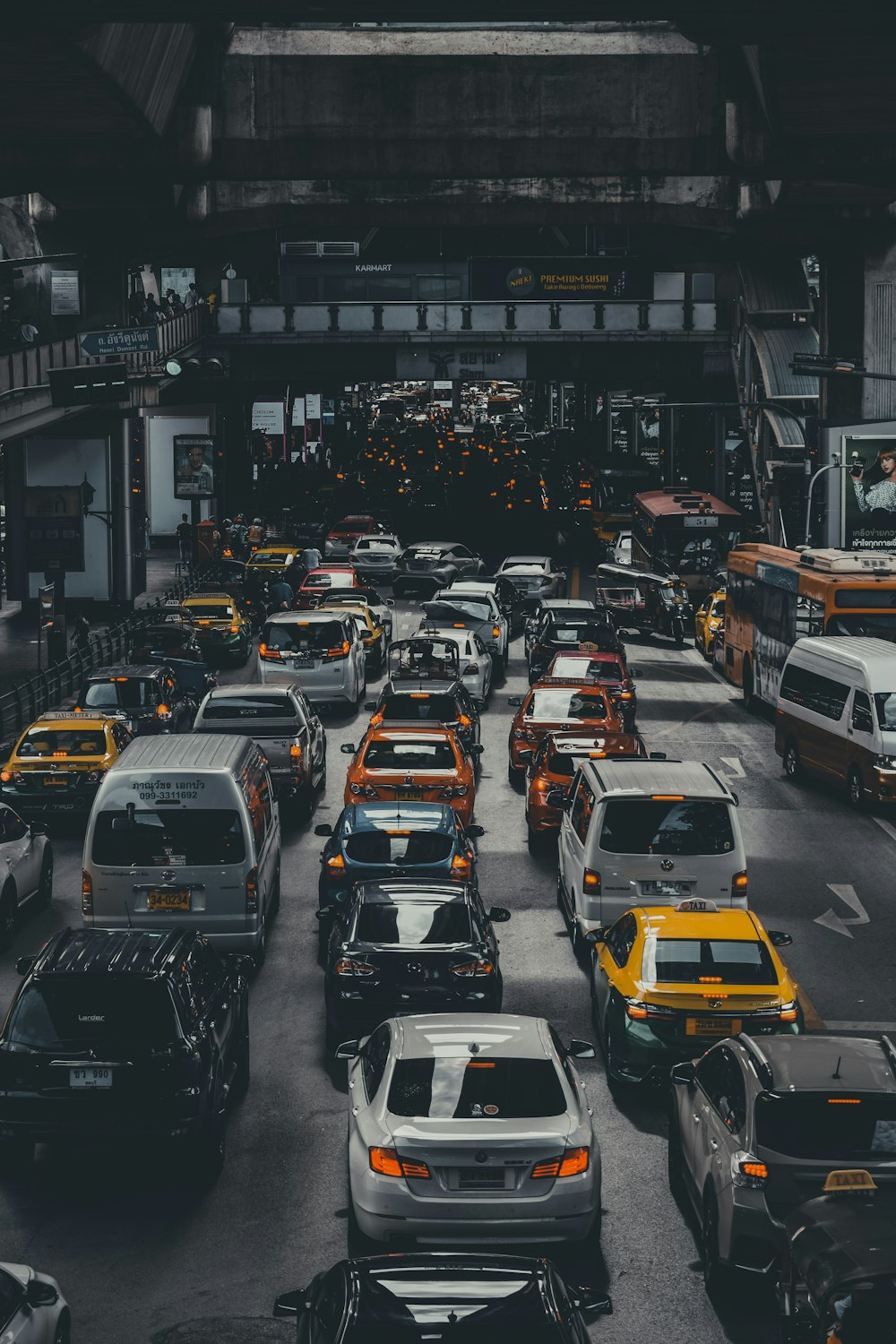 昼間の道路上のさまざまな車両