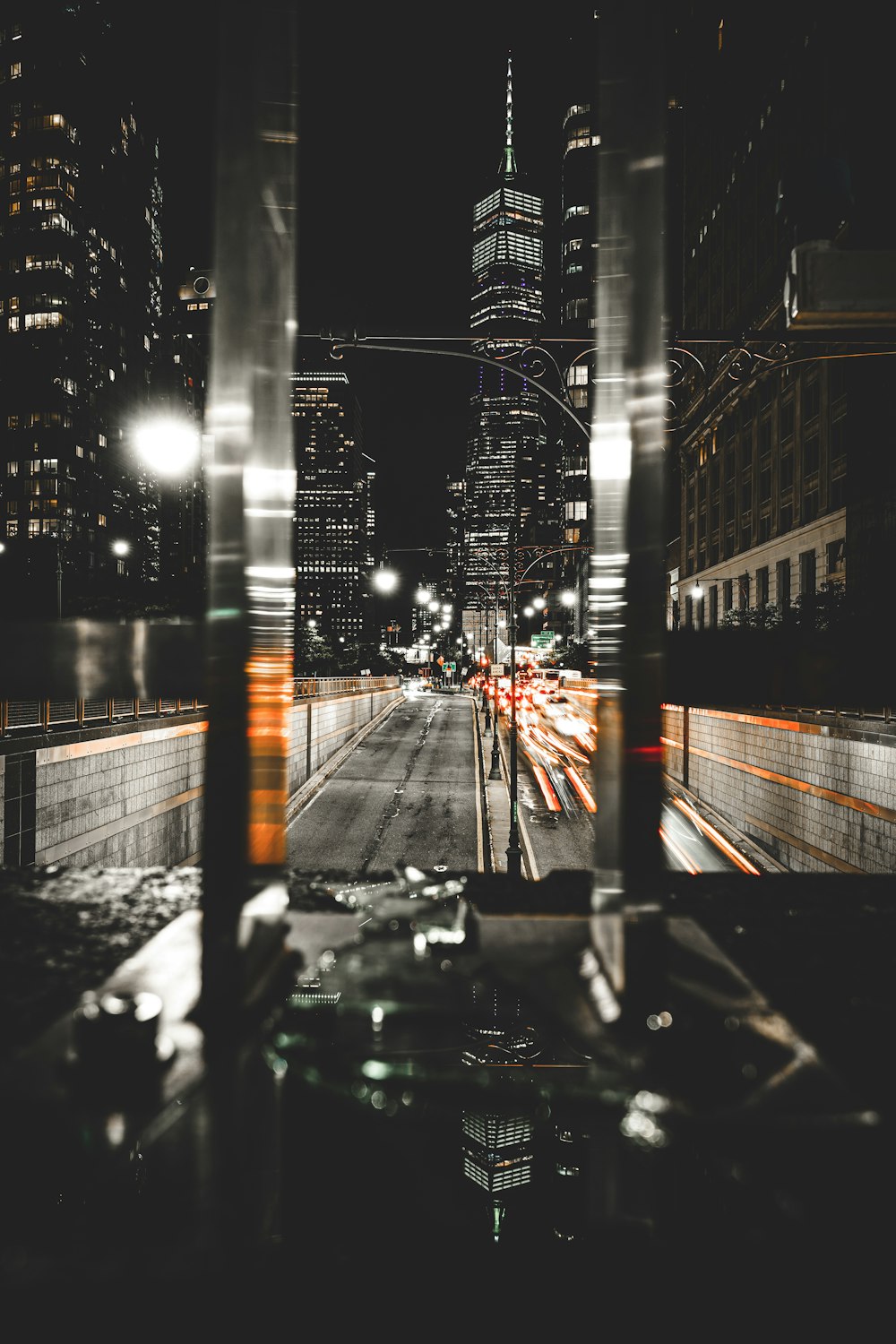 Una vista de una calle de la ciudad por la noche