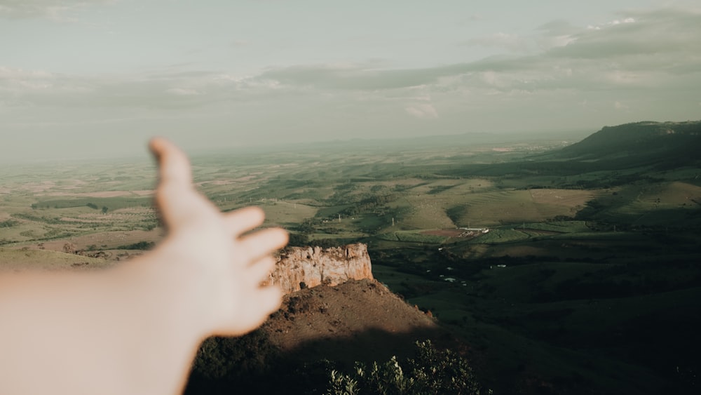 Fotografía aérea de campo verde y montaña durante el día