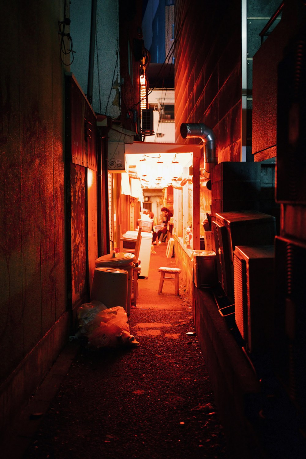 Habitación en callejón con luz encendida y muebles