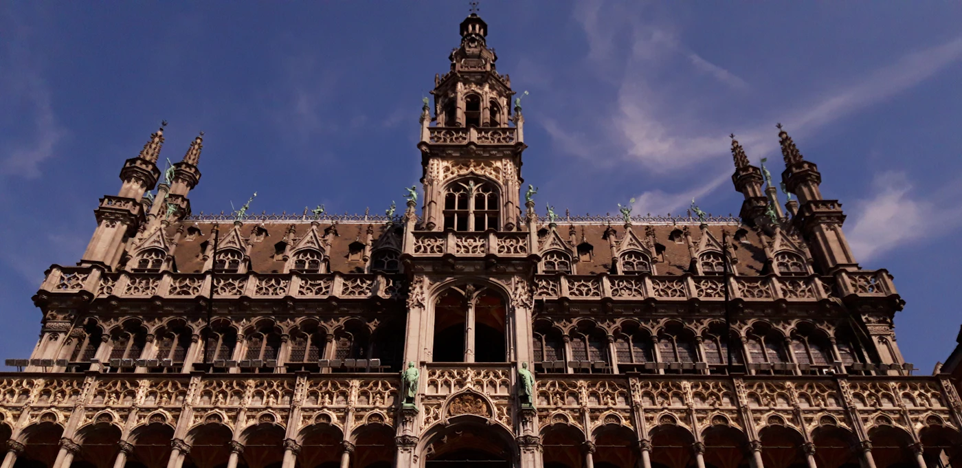 Grand Place в Брюсселе с историческими фасадами и башней ратуши
