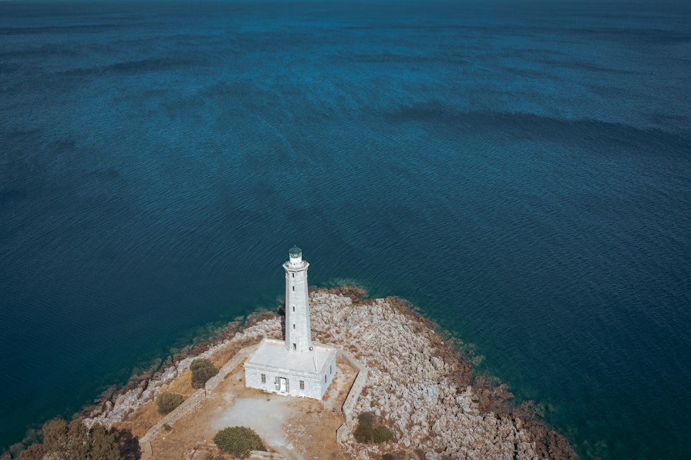 Photographie aérienne du phare blanc