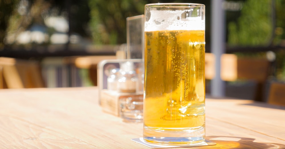 Chope à bière en verre transparent