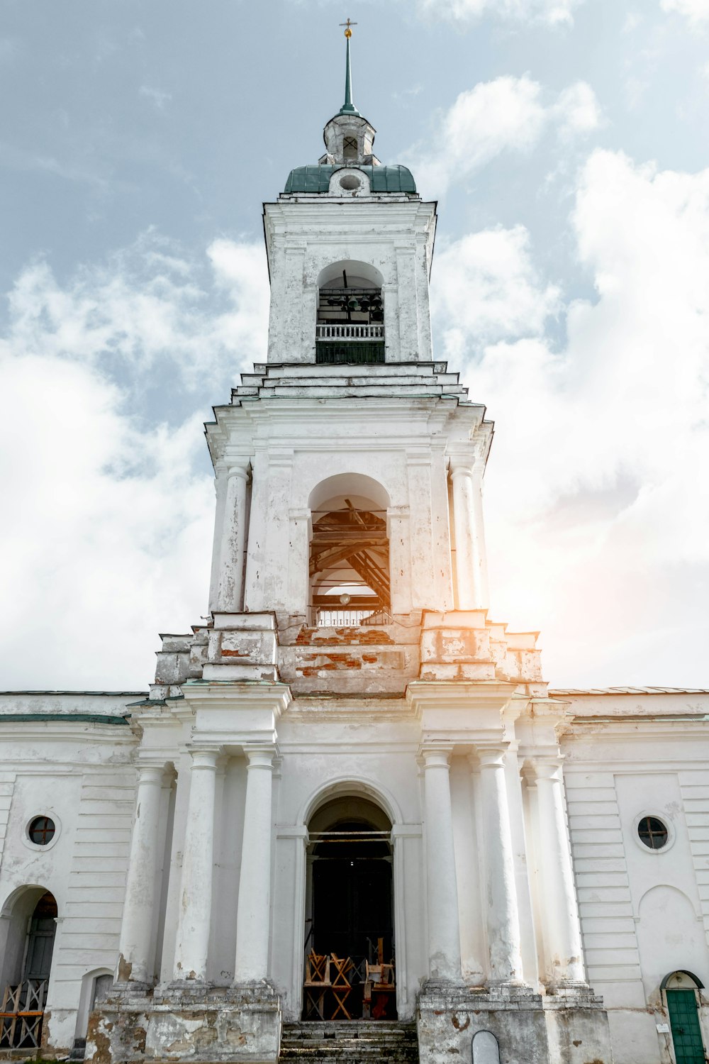 Cathédrale en béton blanc