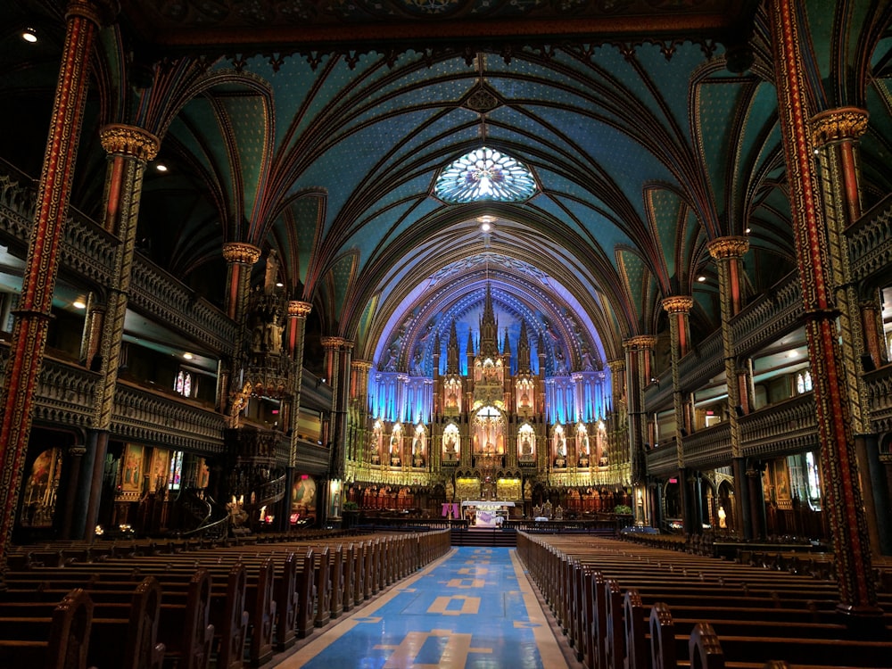 Interior vacío de la iglesia