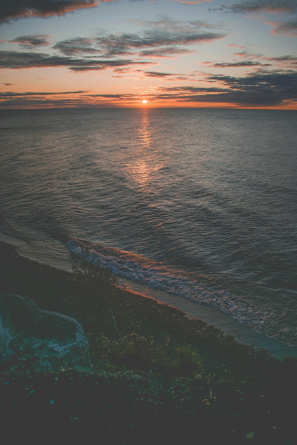 Luftaufnahmen des blauen Meeres während des Sonnenuntergangs