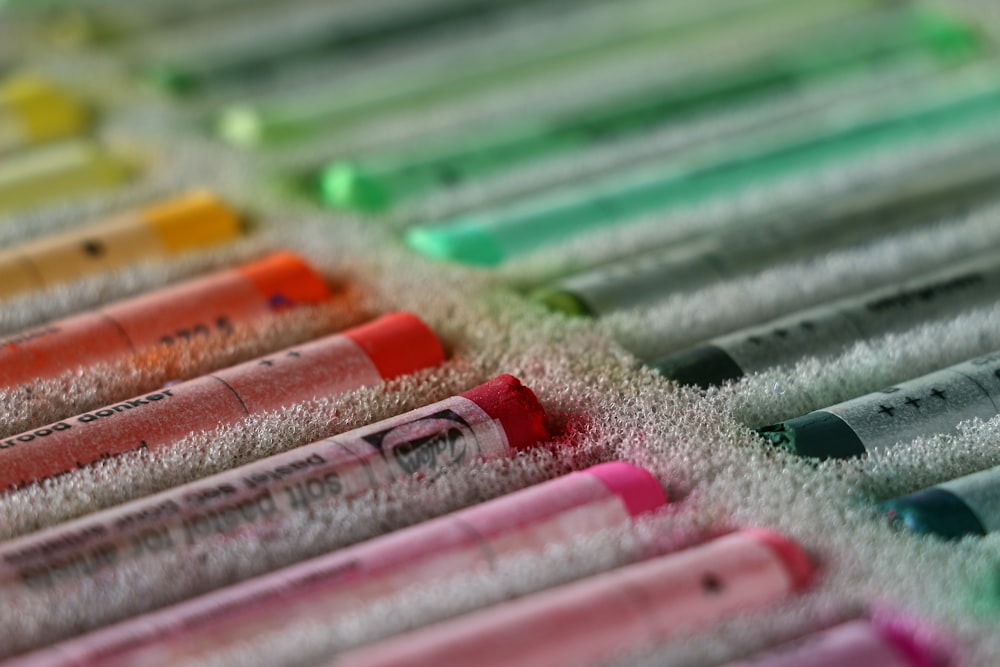 un groupe de crayons alignés en rangée