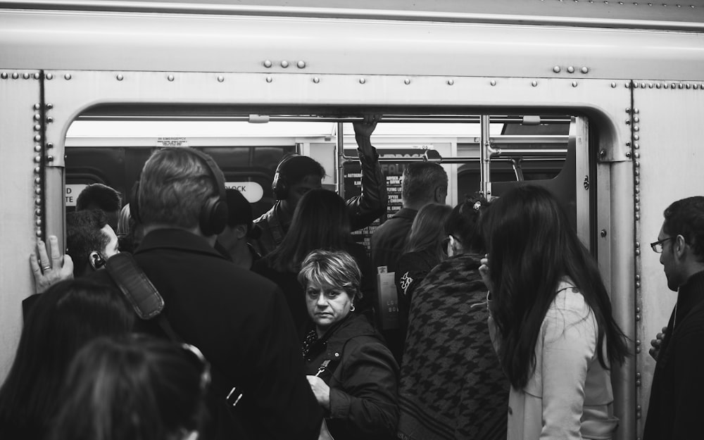 Foto en escala de grises de personas dentro del tren
