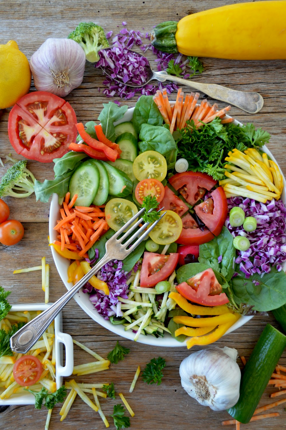 verduras en rodajas en plato de cerámica blanca