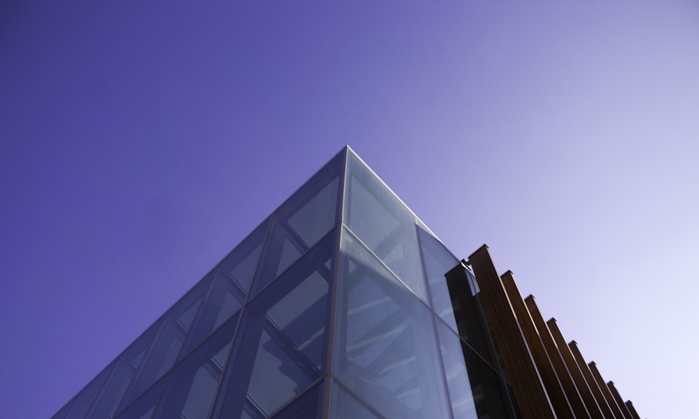 Fotografía de ángulo bajo de un edificio azul