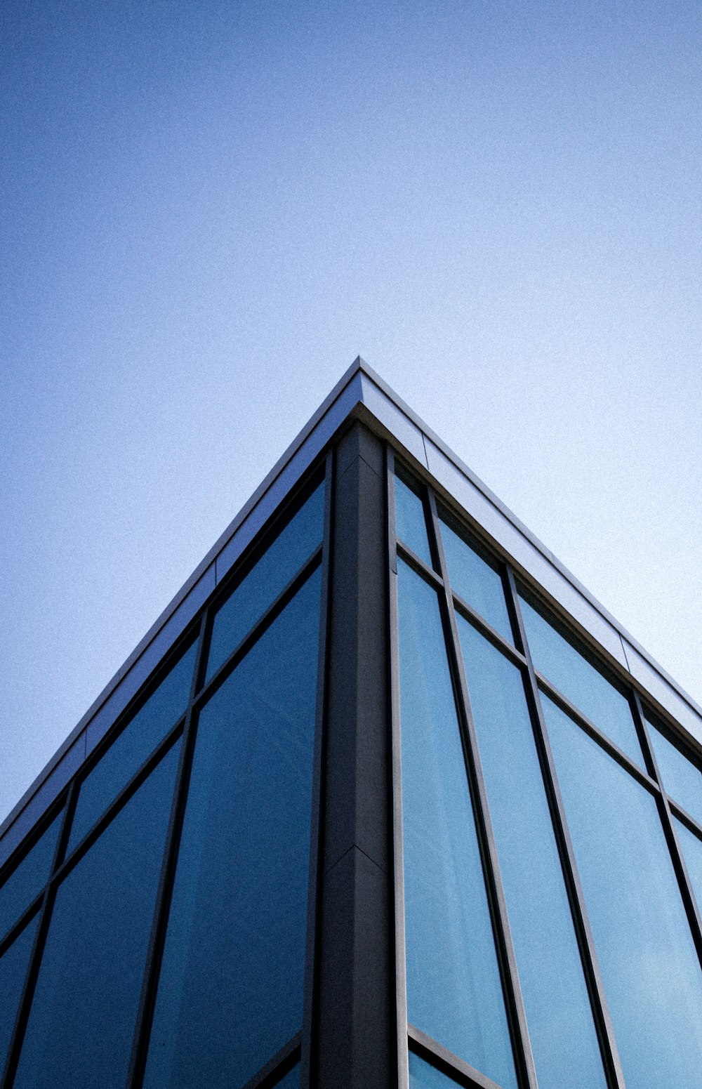 ガラスの建物のローアングル写真