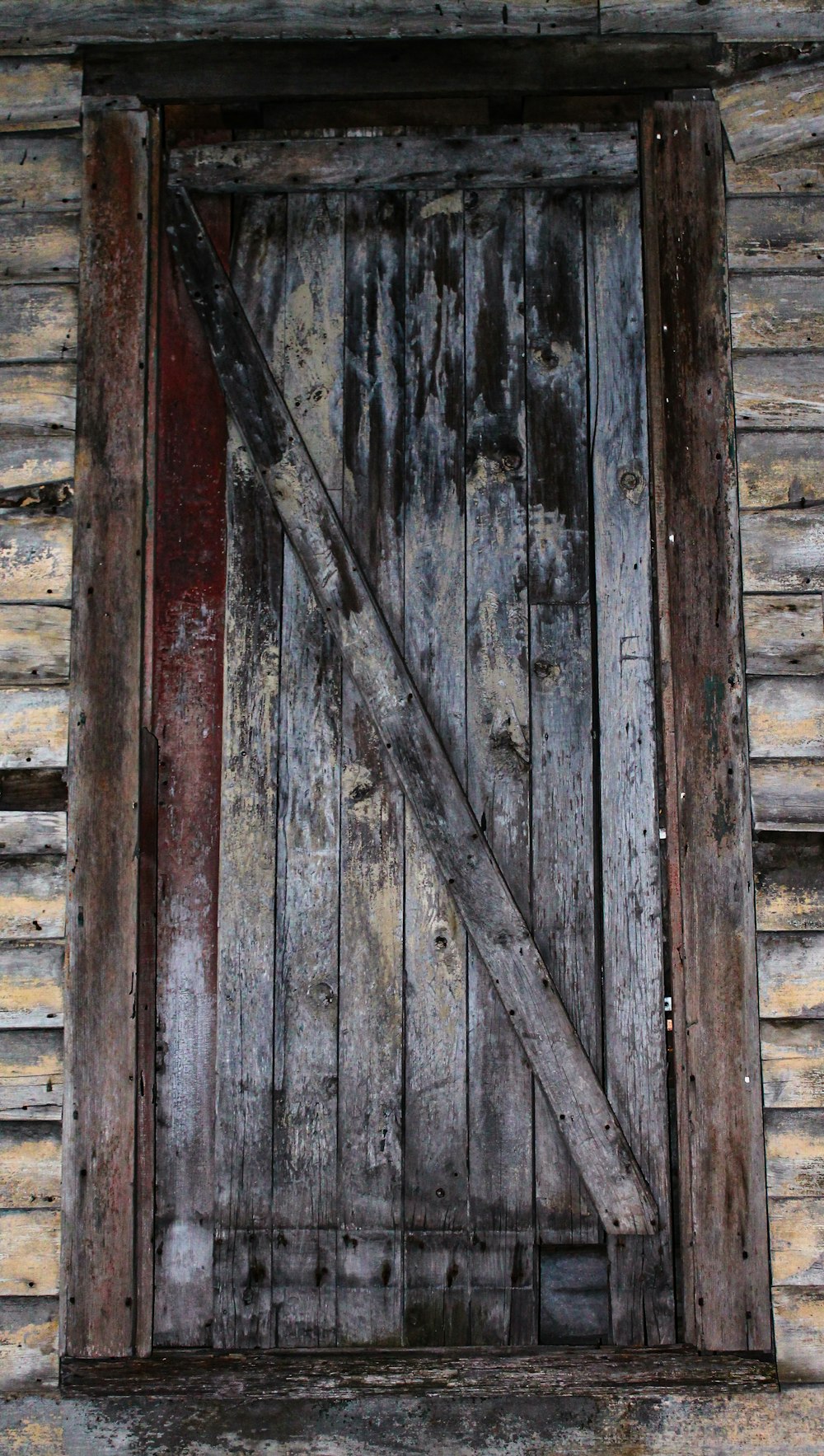 geschlossene graue Holztür