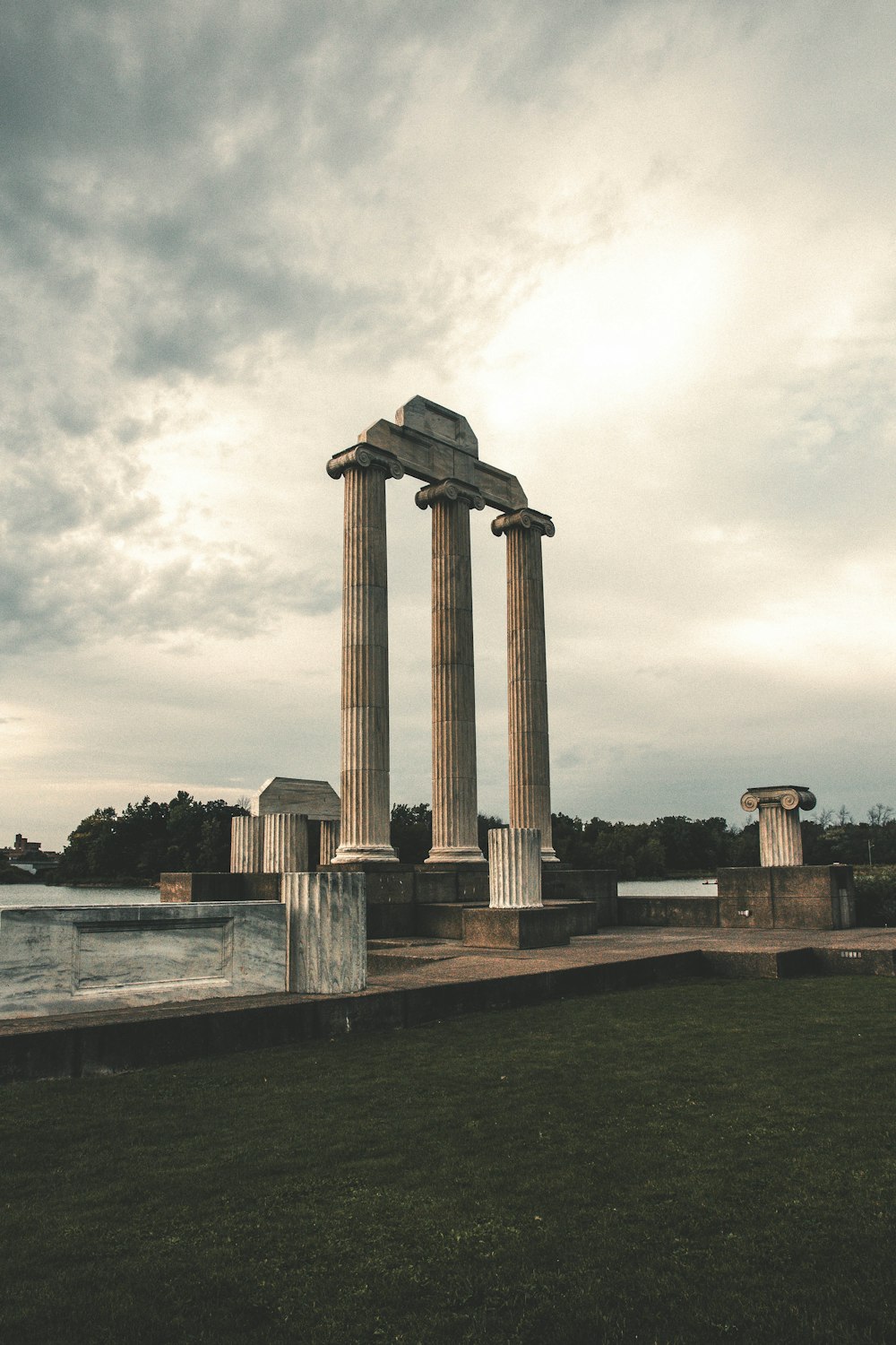 templo romano blanco durante el día