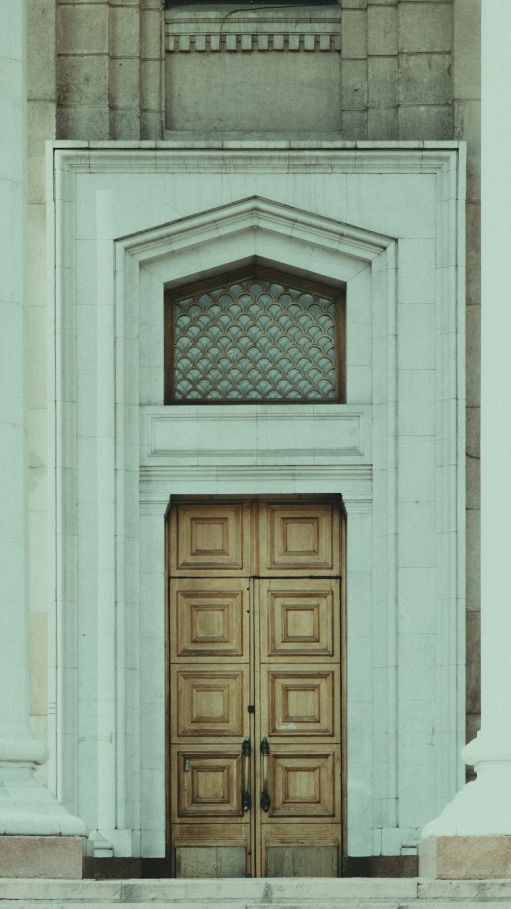 Edificio de hormigón blanco que muestra la puerta cerrada